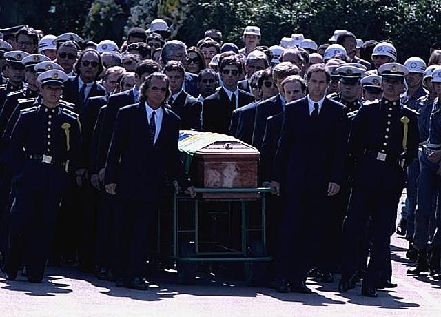 „Ayrton családjának kérésére a pilóták vitték a koporsót a halottaskocsitól a sírhelyig”