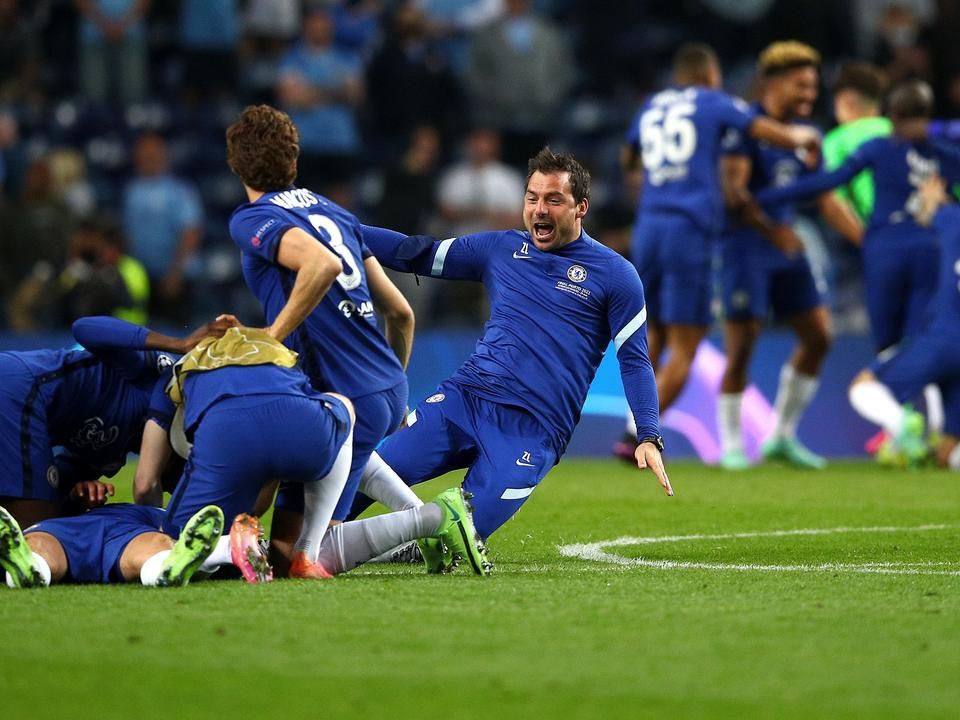 A Bajnokok Ligája-győzelem hatására a Chelsea magyar edzője, Lőw Zsolt (jobbra) is elengedte magát, és becsúszva érkezett a Manchester City elleni meccs végén az ünneplő játékosok közé (Fotó: Getty Images)