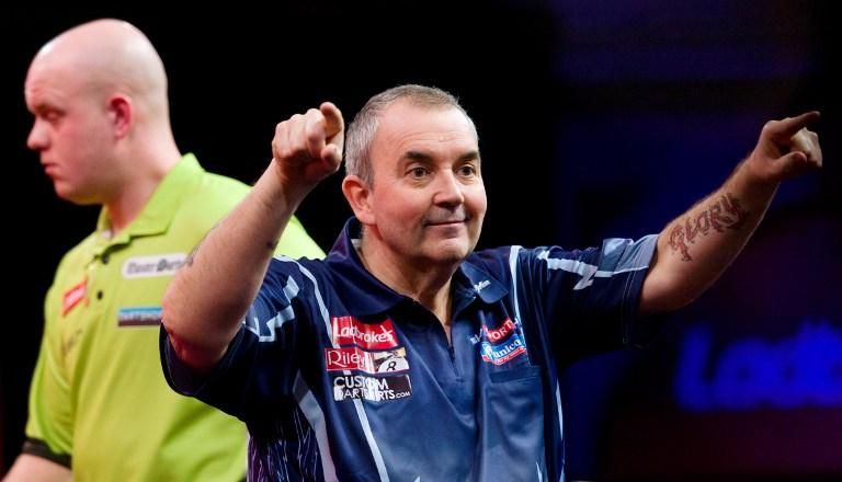 Phil Taylor (elöl) és Michael van Gerwen – a két legnagyobb esélyes (Fotó: AFP)