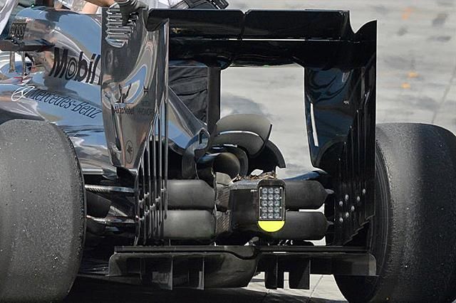 A McLaren kitart hátsó kerékfelfüggesztése mellett (Fotó: Sky Sports)