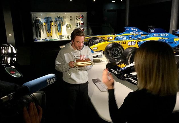 Eközben az Alonso Múzeumban a kétszeres világbajnok pilóta elfújta az első F1-es futama 15. évfordulójára sütött tortára tett gyertyákat – Alonso 2001-ben nem szerzett pontot a Minardival, a legjobb eredménye a Német Nagydíjon elért 10.hely volt
