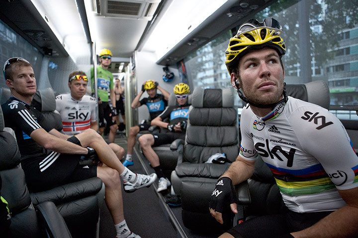 Videózással indul a nap a Sky csapatbuszán (Fotó: Scott Mitchell/Team Sky Cycling)