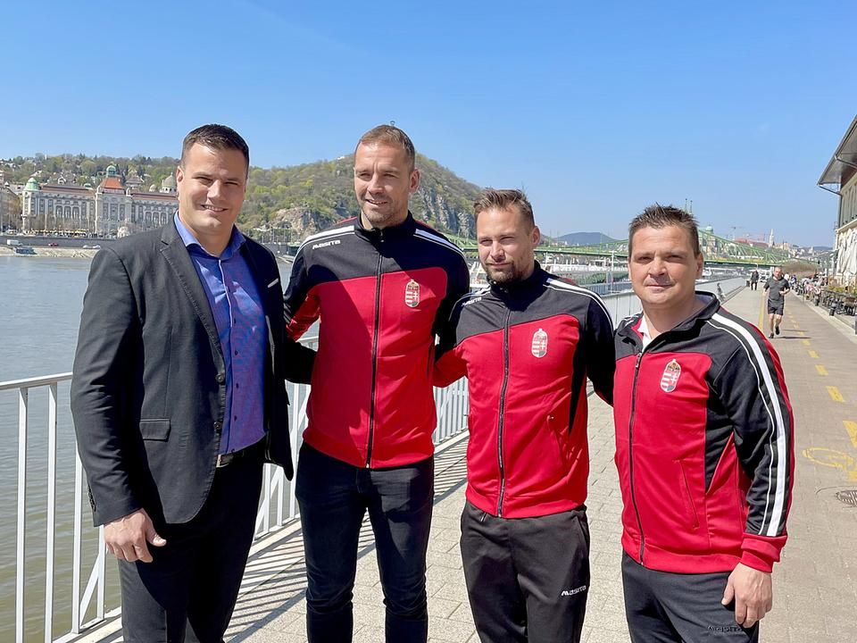 Balról  jobbra: Tibor Dávid, az Országos Mini-Futball Szövetség elnöke, két új  játékos, Juhász Roland és Czvitkovics Péter, valamint Nagy Lajos  szövetségi kapitány