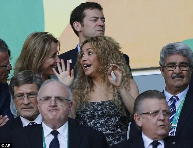 Belőtte! Belőtte! – Shakira mellett Piqué szülei (forrás: Daily Mail)