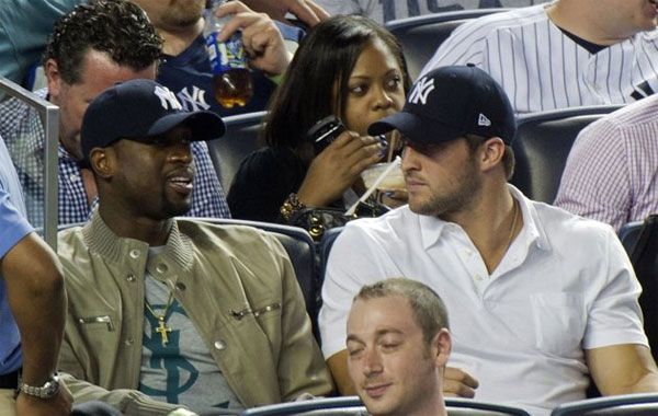 Dwyane Wade, Tim Tebow és egy plusz fej a New York Yankees meccsén (Fotó: sports.yahoo.com)