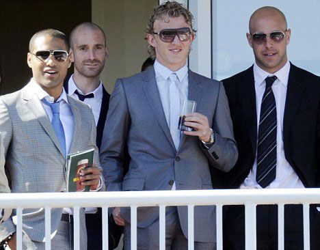 Liverpool-labdarúgók a lovin: Glen Johnson, Raul Meireles, Dirk Kuyt, Pepe Reina(Fotó: Daily Mail)