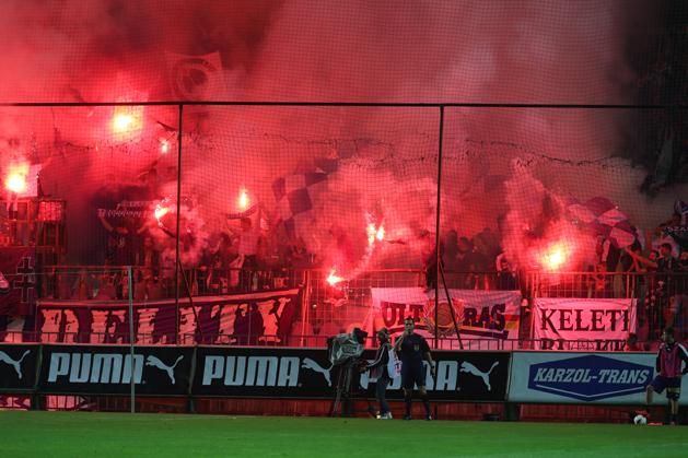 Az Újpest ultrái görögtűzzel készültek (Fotó: Hegedüs Gábor)