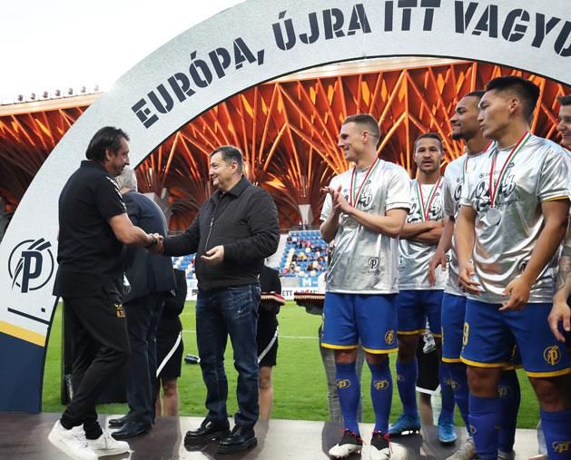 Mészáros Lőrinc elnök boldogan gratulált játékosainak és a vezetőedzőnek, Hornyák Zsoltnak az egyre több saját nevelésű fiatalt szerepeltető Puskás Akadémia ezüstérméhez (Fotó: Tumbász Hédi)