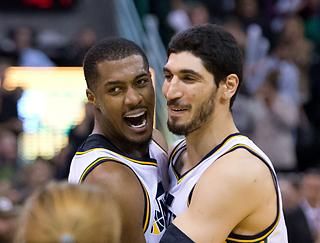 Derrick Favors (balra) és Enes Kanter, a Jazz két játékosa 
a Spurs legyőzését ünnepli (Fotó: Reuters)