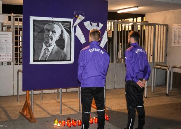 Gyertyát gyújtottak Várhidi Pál emlékének (Fotó: Újpest FC)