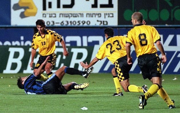 Remek évek Izraelben: a Beitar Jeruzsálemmel (balra, sárga mezben) és a Hapoel Tel-Avivval három bajnoki címet nyert
(Fotó: AFP)