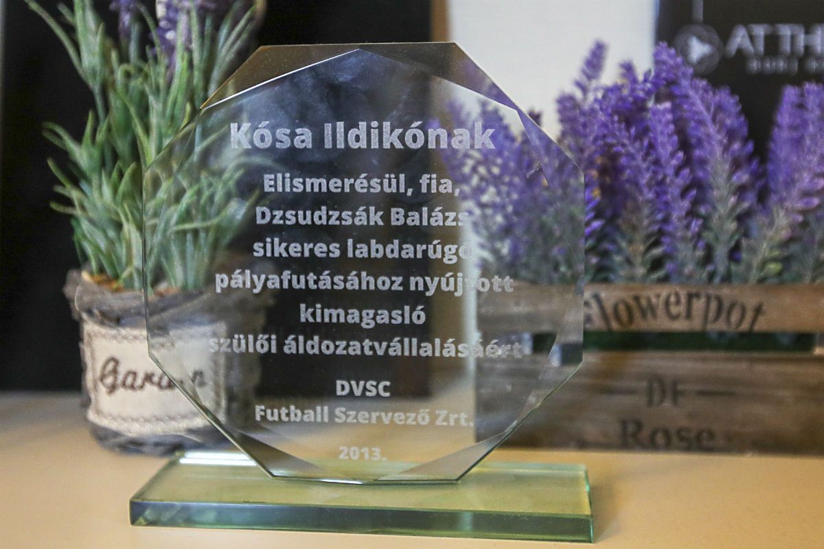 Dzsudzsák Balázs korábbi klubja, a DVSC díjjal ismerte el Kósa Ildikó „munkáját” (Fotó: Török Attila)