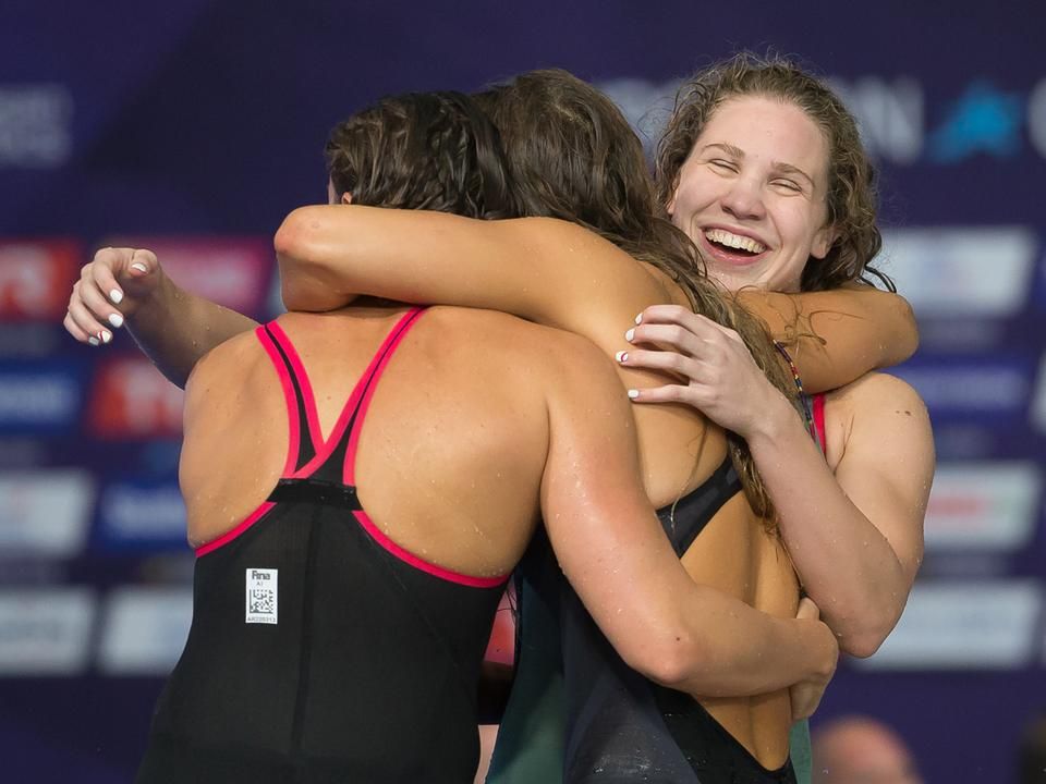 Örülnek a lányok: döntős a 4x100-as vegyesváltó (Fotó: Kovács Anikó)