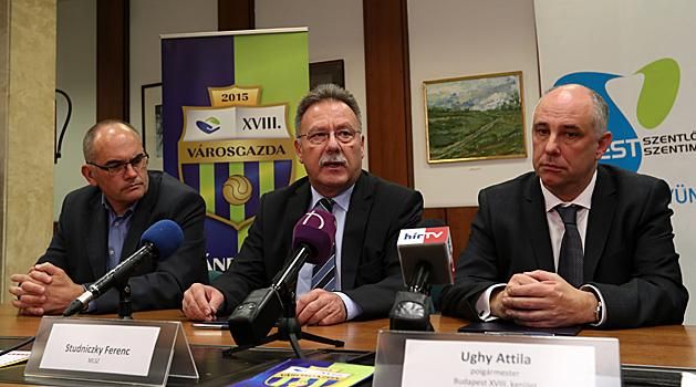 Ughy Attila (jobbra) XVIII. kerületi polgármester és Studniczky Ferenc, az MLSZ programjának vezetője (középen)