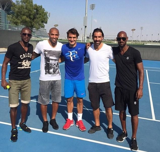 Négy labdarúgó és egy teniszező (balról jobbra): Éric Abidal, Thierry Henry, Roger Federer, Robert Pires és Nicolas Anelka