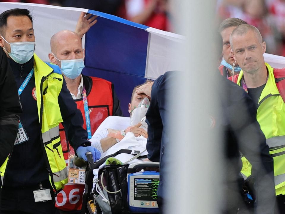 Amikor levitték a pályáról, Eriksen már felemelte a fejét és a kezét is (Fotó: AFP)