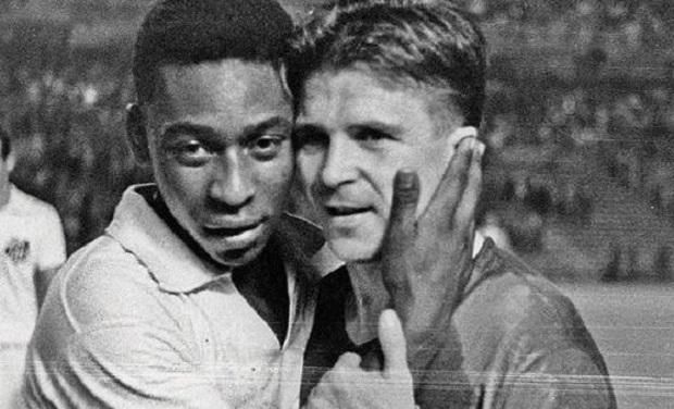 1959: Puskás Ferencet átölelve a Real Madrid–Santos gálamérkőzésen