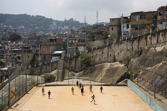 Közösségi futballpálya a brazíliai Rio de Janeiro egyik szegény kerületében (Fotó: theguardian.com)