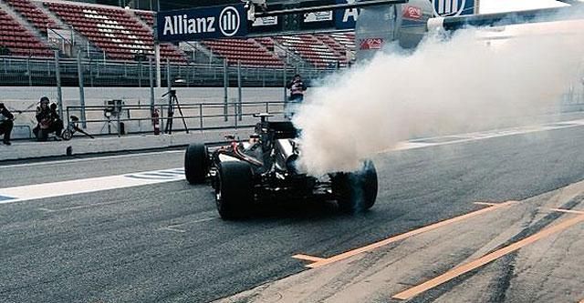 A McLaren-Honda látványos indulása a garázsból