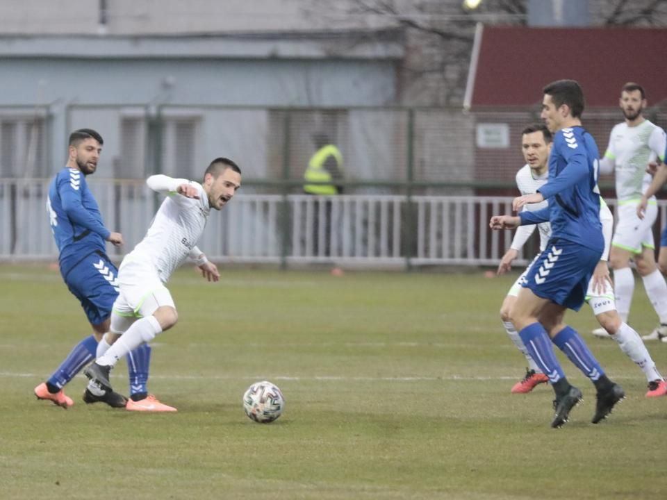 A fehér mezes FC Ajka a 72. percben szerzett vezetést (Fotó: Balogh Ákos Veszprémi Napló)