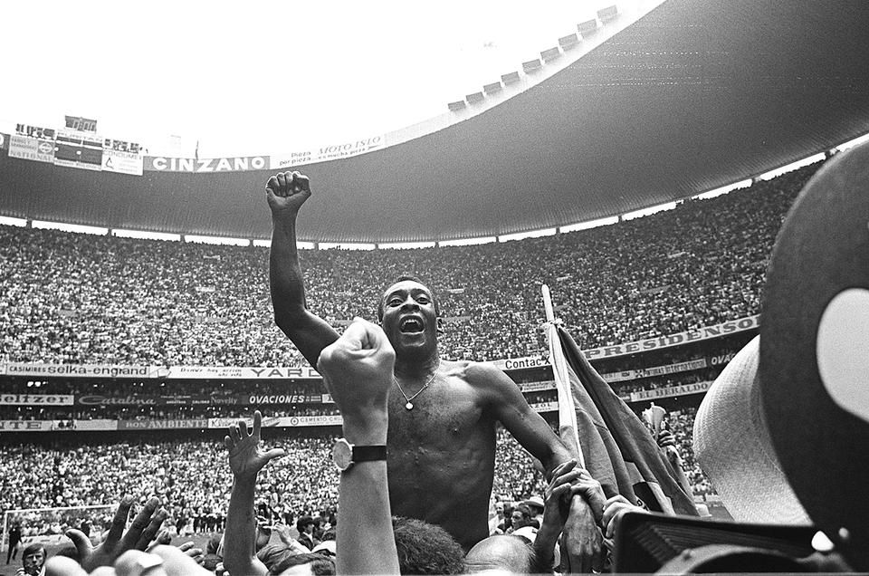 Pelé ünnepel a zsúfolt Azték-stadionban – harmadik világbajnoki győzelme után Brazília megtarthatta a Jules Rimet-kupát (Fotó: AFP)