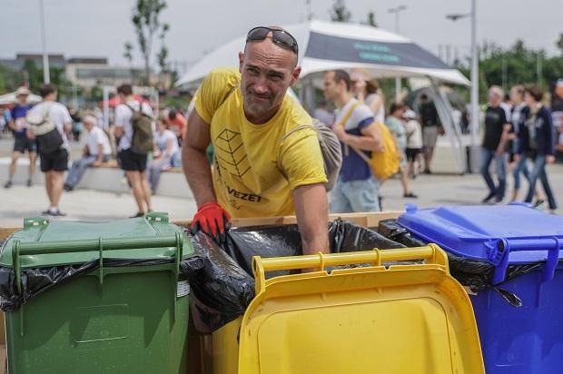 A sárga pólós hulladékmentők segítenek a helyes szelektálásban