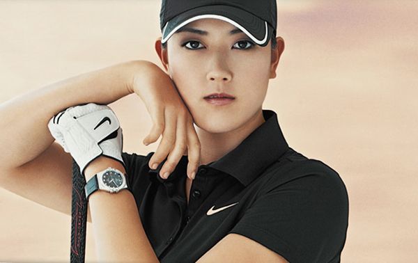 Hogy Michelle Wie golfozó néz ki jobban az Omega órával, vagy az óra Michelle Wie-vel, az még eldöntésre vár...