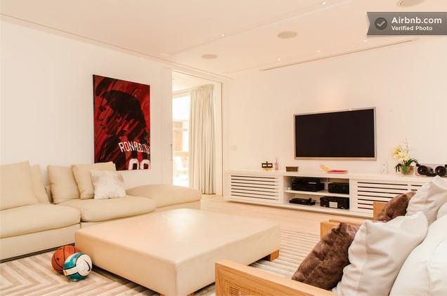 Házimozi szoba milanos Ronaldinho-festménnyel  (Forrás: Airbnb)