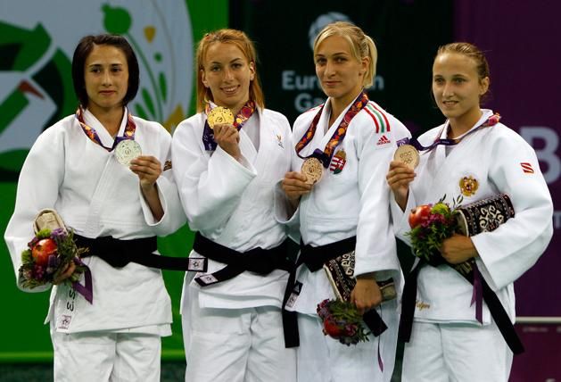 Csernoviczki Éva (jobbról a második) a dobogón bronzérmével (Fotó: Szalmás Péter/MOB)