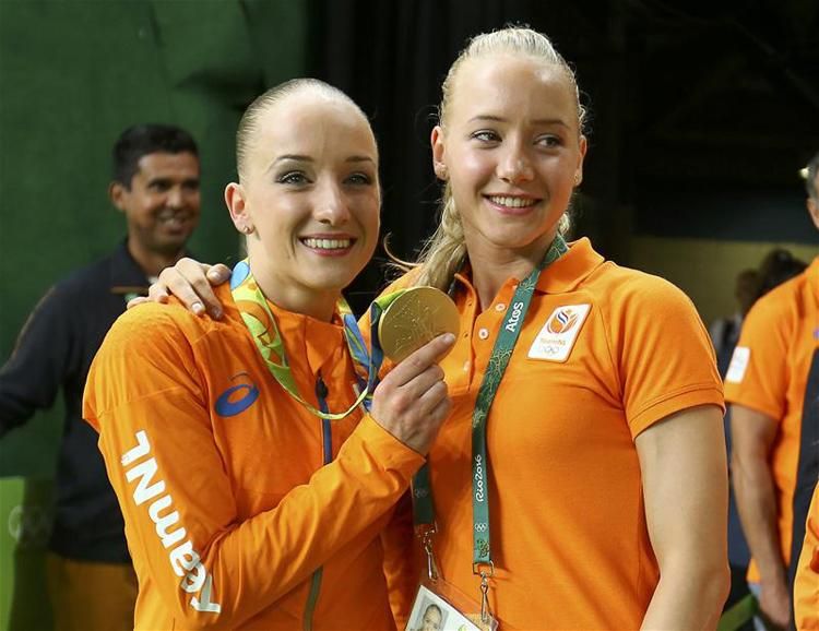 A Wevers ikrek együtt ünnepelték az aranyat (Fotó: Reuters)