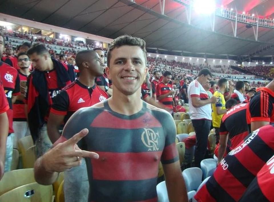 A brazil férfi a teljes Flamengo-mezt magára varratta (Fotó: vice.com)
