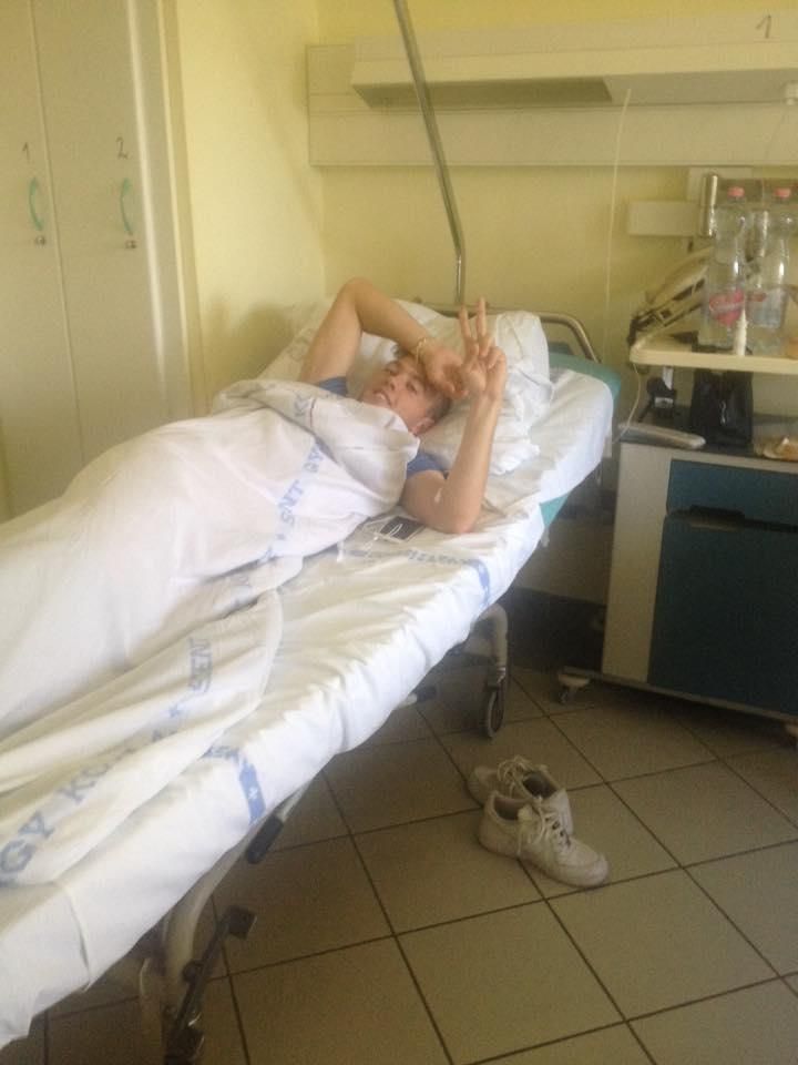 Zsótér a kórházi ágyon – már jó hangulatban van (Fotó: Facebook.com/vadasza)