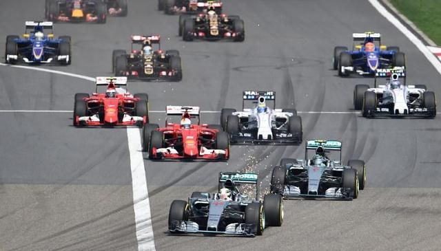 A két Mercedes az élen maradt a rajtnál, Räikkönen megelőzte a Williamseket