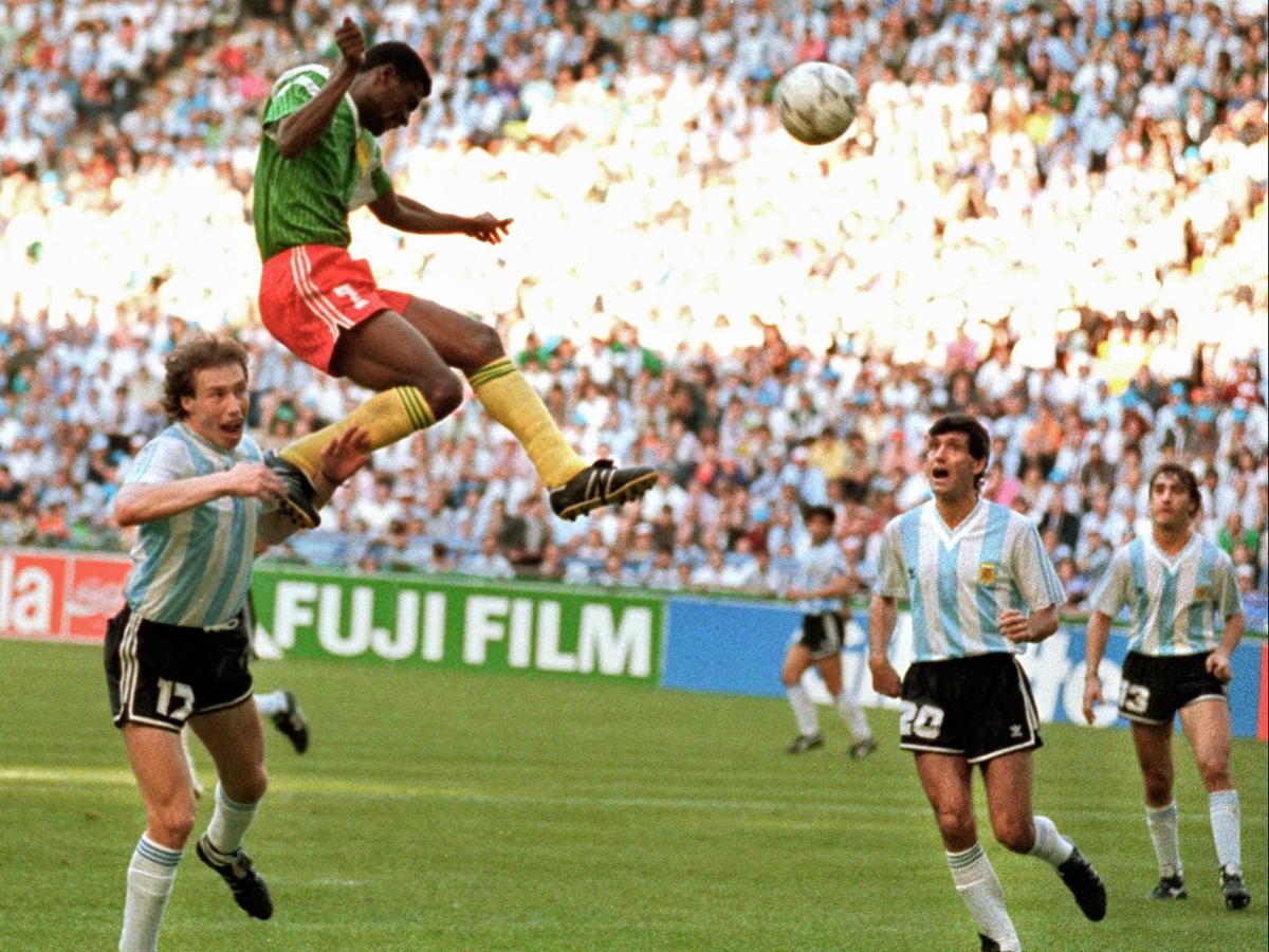 Francois Omam-Biyik a világbajnok argentinok kapujába bólint 1990-ben. Az afrikai fejlődés töretlennek tűnt (Fotó: AFP)