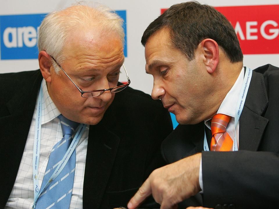 Gyárfás Tamás (jobbra) és Bartolo Consolo, a LEN korábbi elnöke (Fotó: AFP)