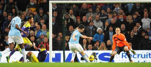 Samir Nasri két góllal vette ki a részét a City sikeréből – itt épp az elsőt rúgja
