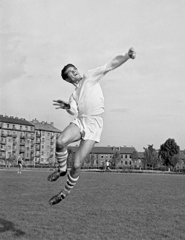 Mátrai Sándor képen látható technikája: magasan előrevágott labda visszafejelése a mezőnybe
