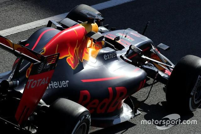 A Red Bull „Batmobile”-lal kontrázna a Ferrari „Halo”-jára
