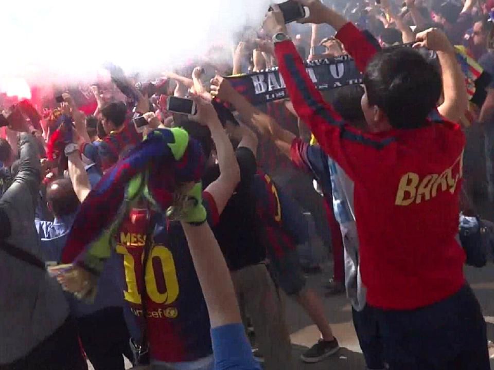 A Barcelona szurkolói füstbombákkal, petárdákkal fogadták a Real Madrid csapatát (Fotó: Juhász Krisztián)