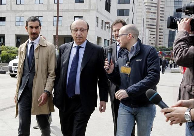 Luciano Moggit (középen) két vádpont alól felmentette az olasz legfelsőbb bíróság, egy elévült (Fotó: Reuters)