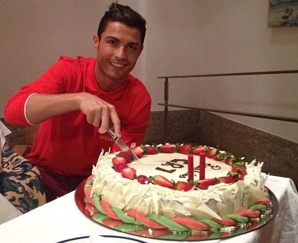 A híres futballista is örül, ha tortát kap szülinapjára a családtól (Fotó: facebook.com/Cristiano)