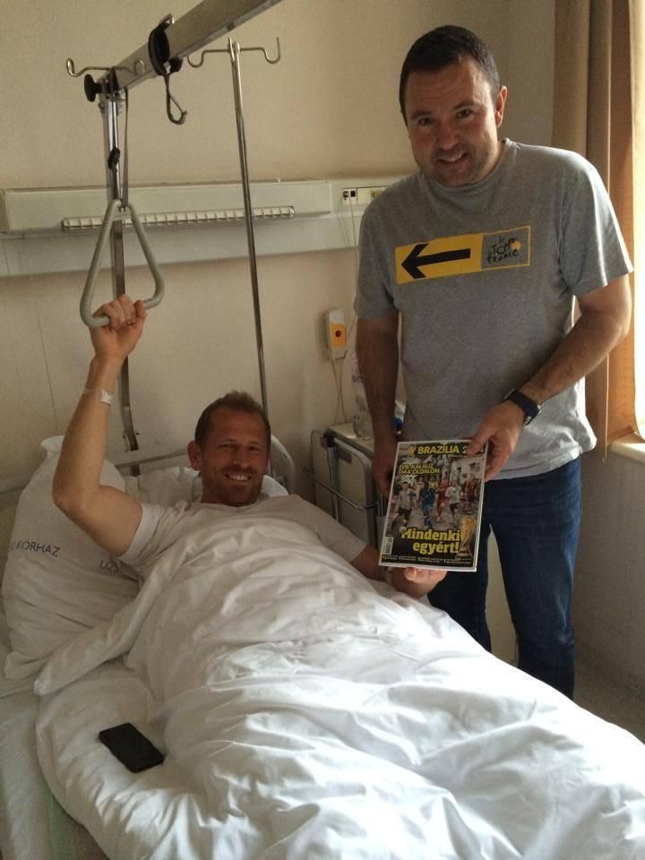 Torghelle Sándor a kórházi ágyon fekve kapott NS-magazint (Forrás: Facebook)