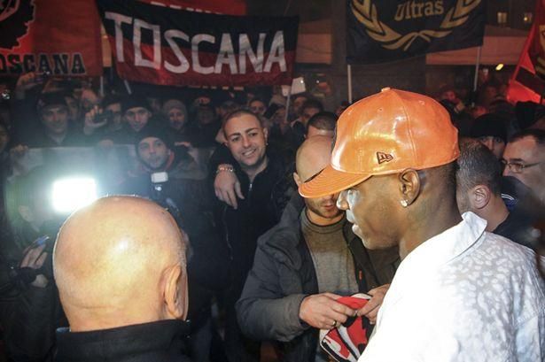 Balotelli a szurkolók előtt a milánói étteremnél (forrás: Daily Mail)