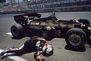 Nigel Mansell akkorát küzdött az 1984-es, dallasi futamon,
hogy utána elájult (Fotó: f1pulse.com)