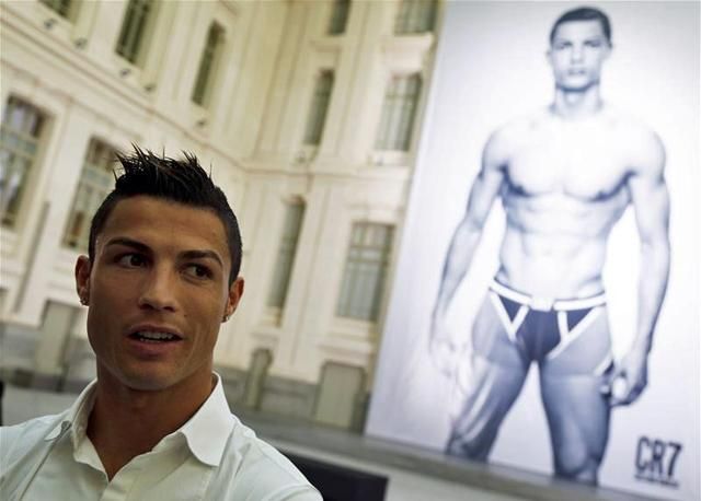 Cristiano Ronaldo és a gigantikus hirdetés (Fotó: Reuters)