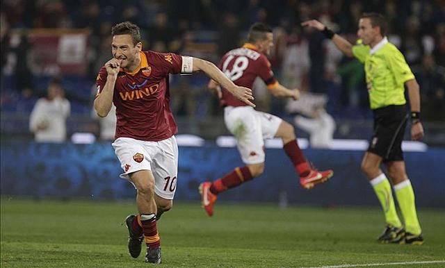 A szokásos gólöröm: Totti ünnepelt a belőtt 11-es után (Fotó: Reuters)