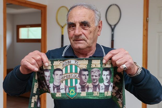 Karába János büszkén mutatja a döntő emlékét őrző sálat az FTC játékosainak képével (Fotó: Szabó Miklós)