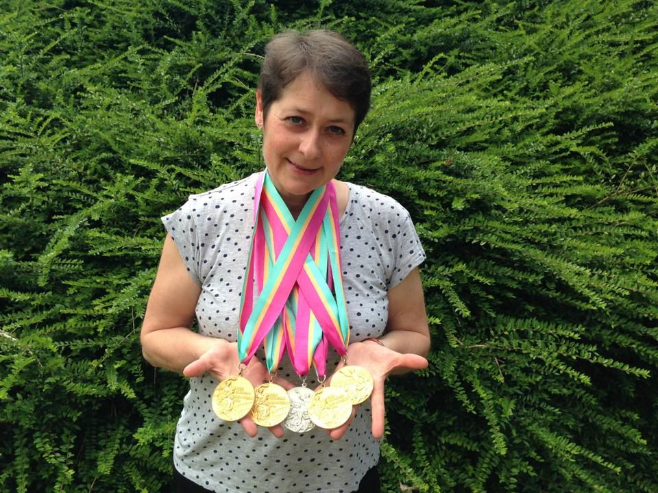 Szabó Kati a franciaországi Chamaliéres egyik bankjának széfjében tartott Los Angeles-i érmekkel – négy olimpiai arany és egy ezüst
