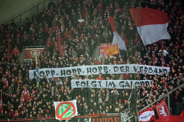 „Hopp, Hopp, Hopp, a szövetség úgy ugrál, ahogy fütyülsz neki” – az Union Berlin szurkolói ismét üzentek a Hoffenheim tulajdonosának, Dietmar Hoppnak