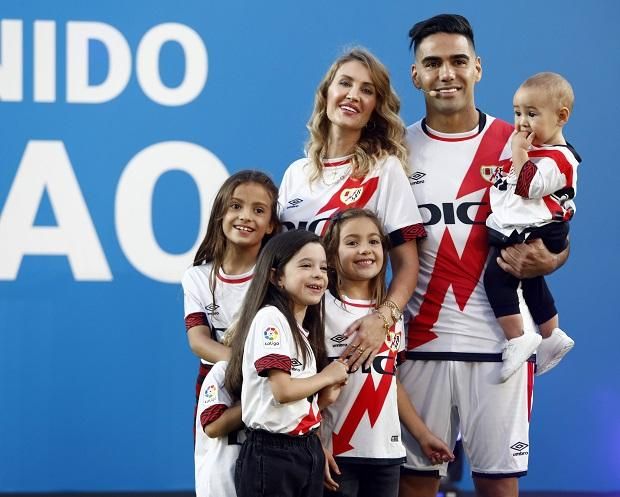 Rayo-mezben a feleségével, három lányával és kisfiával (Fotó: Imago Images)